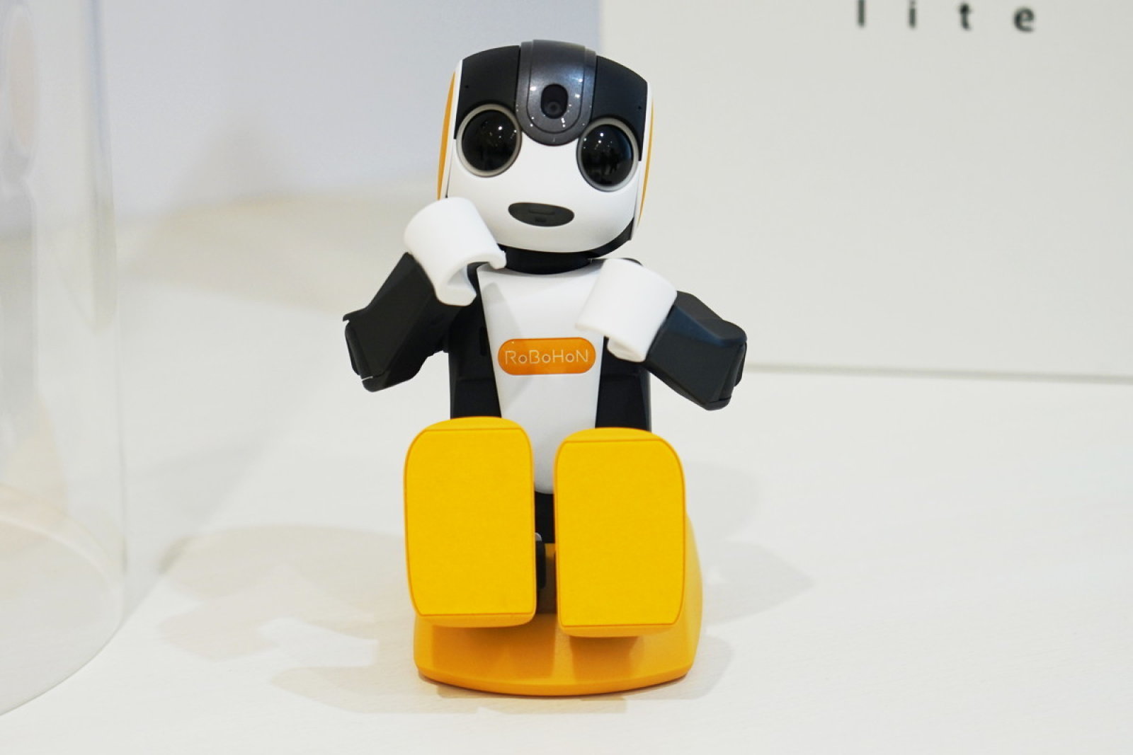 New RoBoHon Robot by Sharp: An Adorable Smartphone in Disguise